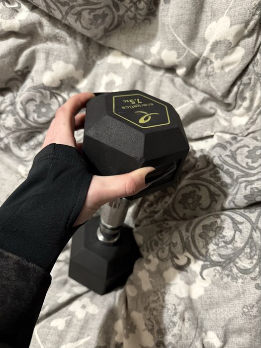 Продам гантелю для тренировок занятия спорта  7,5 кг