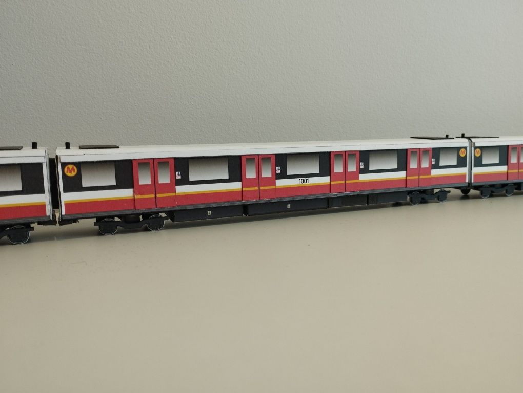 Model kartonowy  metro warszawskie Alstrom Metropolis 98B skala 1:87 z