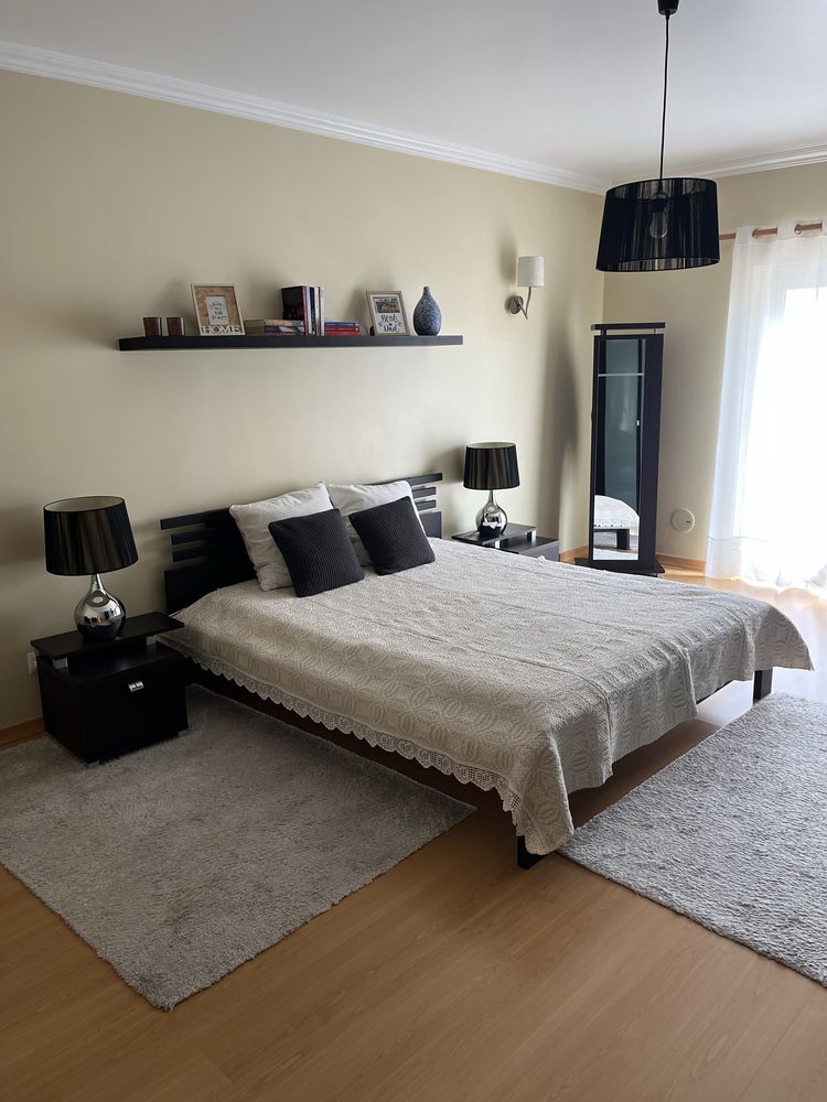Conjunto cama com mesas de cabeceira
