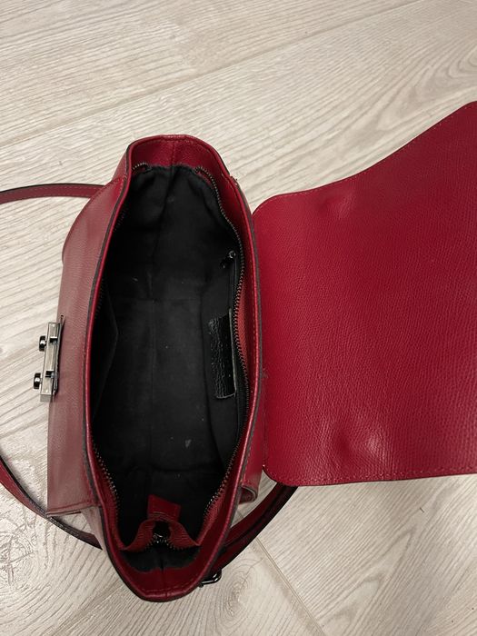 Червона шкірна сумка
