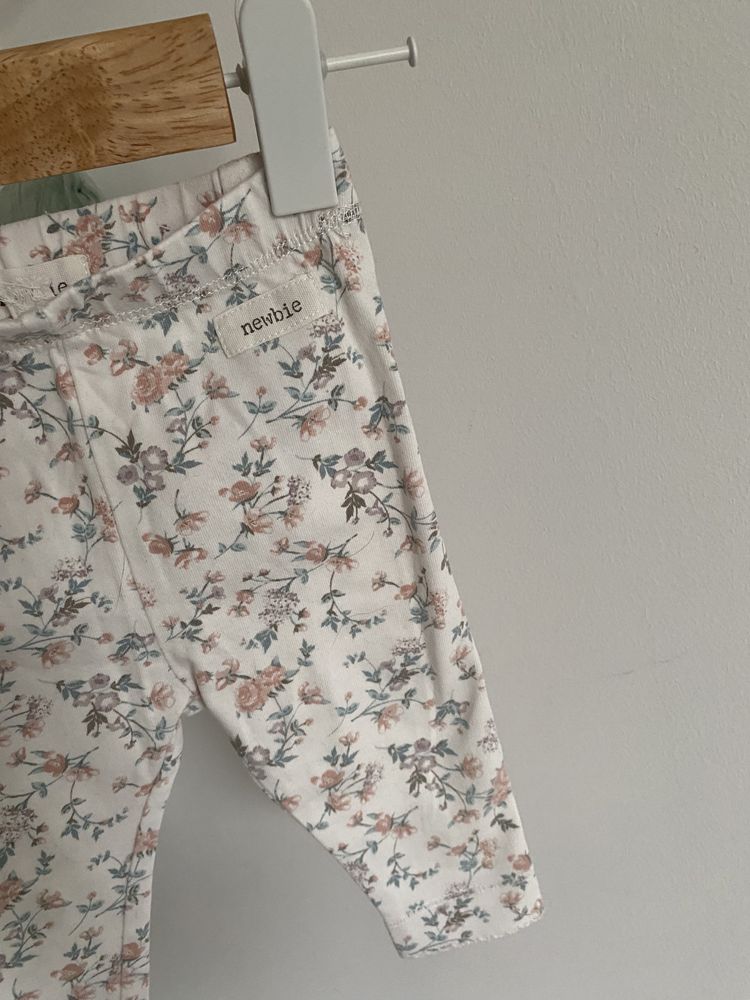 Legginsy newbie 56 drobne kwiatki falbanki