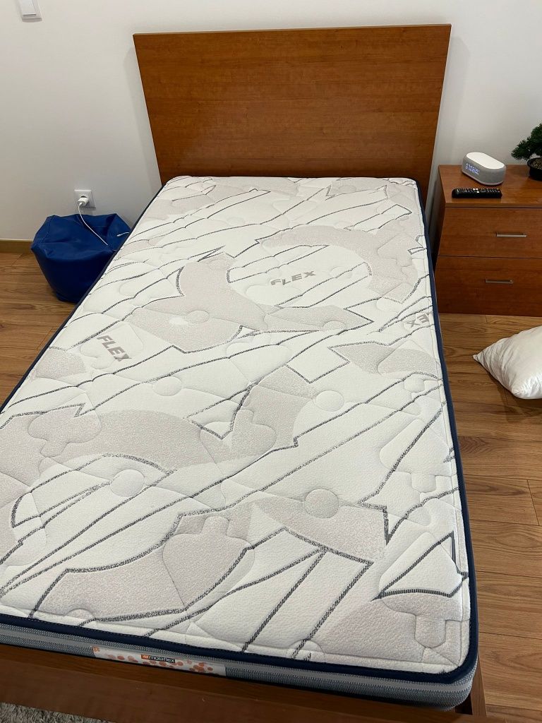 Cama solteiro com estrado, colchão e mesa de cabeceira
