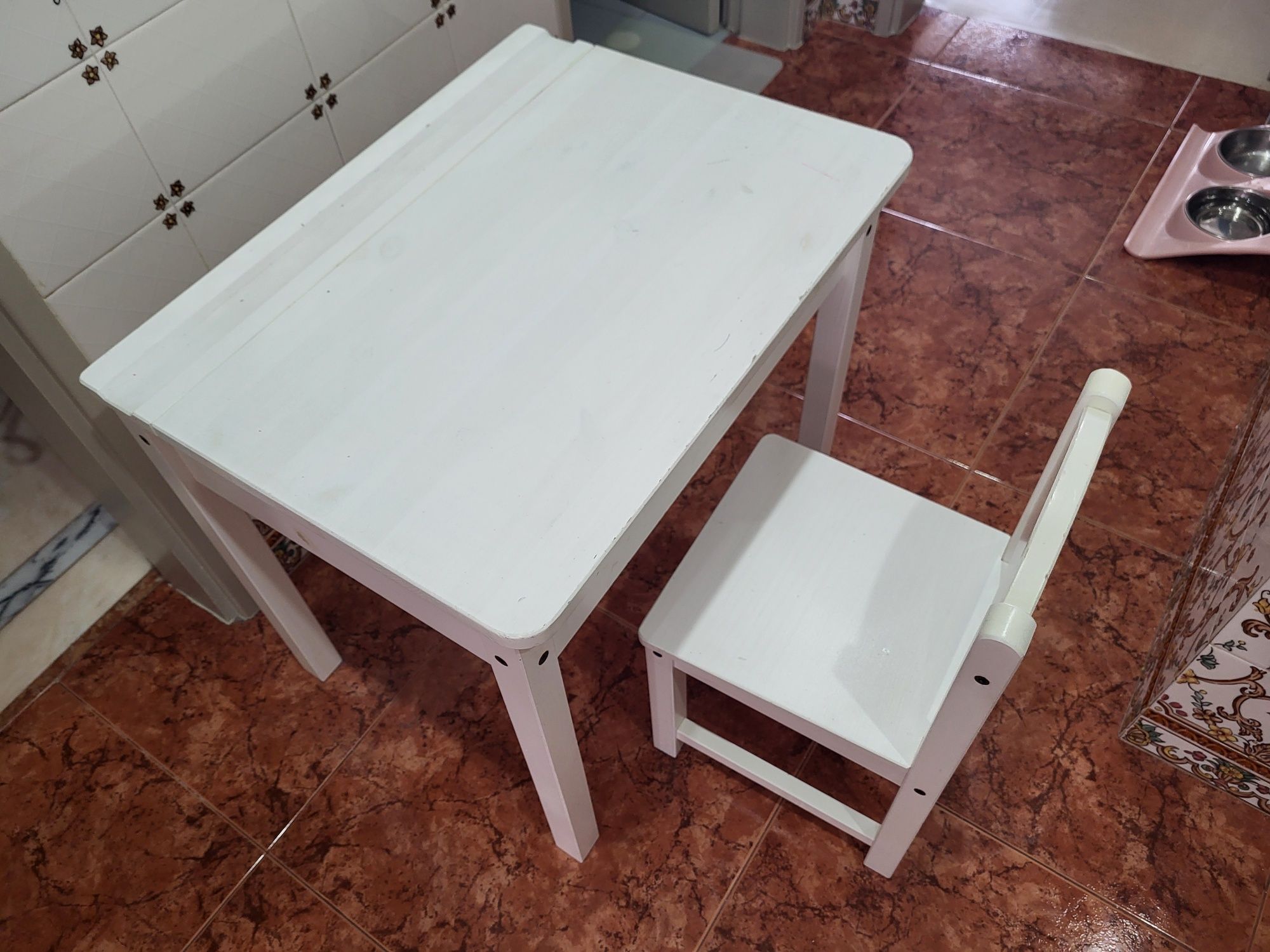 Mesa + cadeira criança madeira c/ arrumação