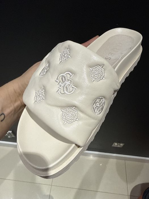 Sorzedam nowe klapki ( raz uzyte ) firmy Guess orginalne