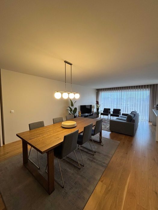 VENDO Conjunto de Sala de JANTAR * - Mesa. Cadeira, Tapete e Aparador.
