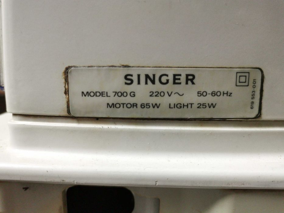 Máquina de Costura - Singer - Mod. 700G - Bom Estado