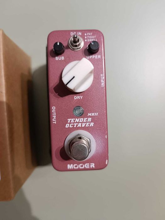 Mooer Radar, Octaver, Wampler SLOstortion, ZVex Fuzzolo, EAE model feT
