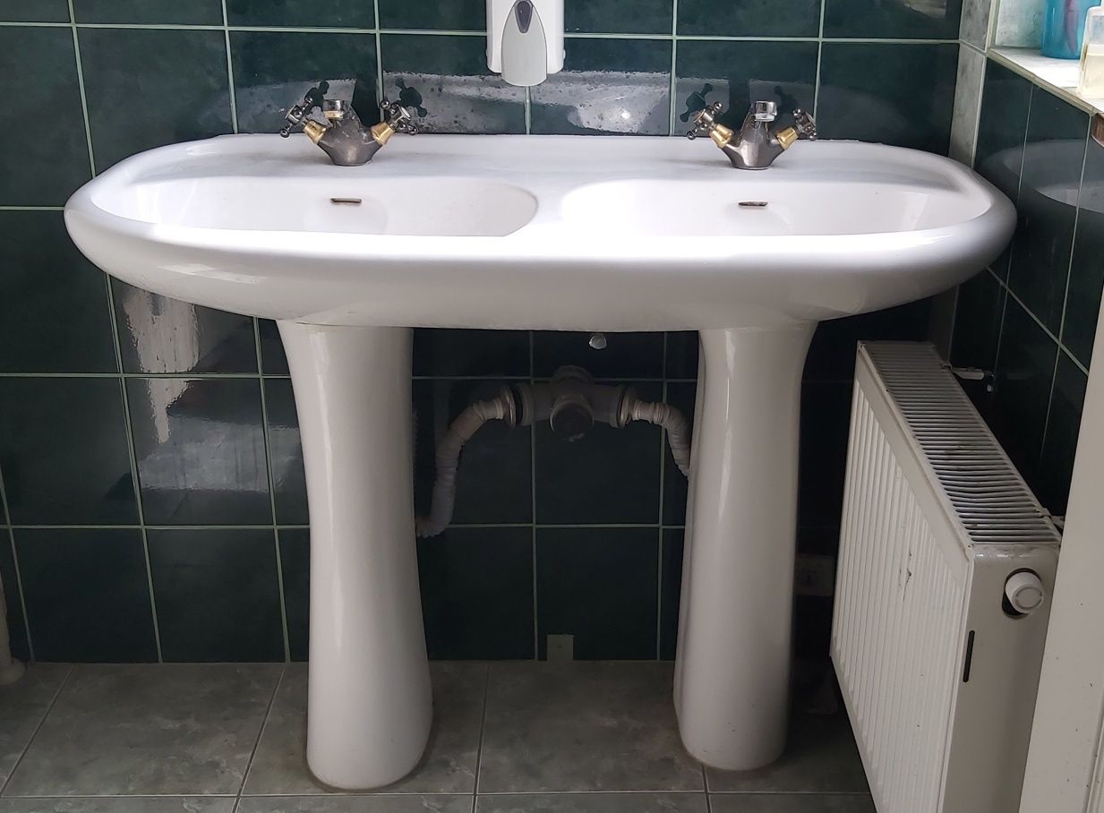Podwójna umywalka z bateriami, solidna