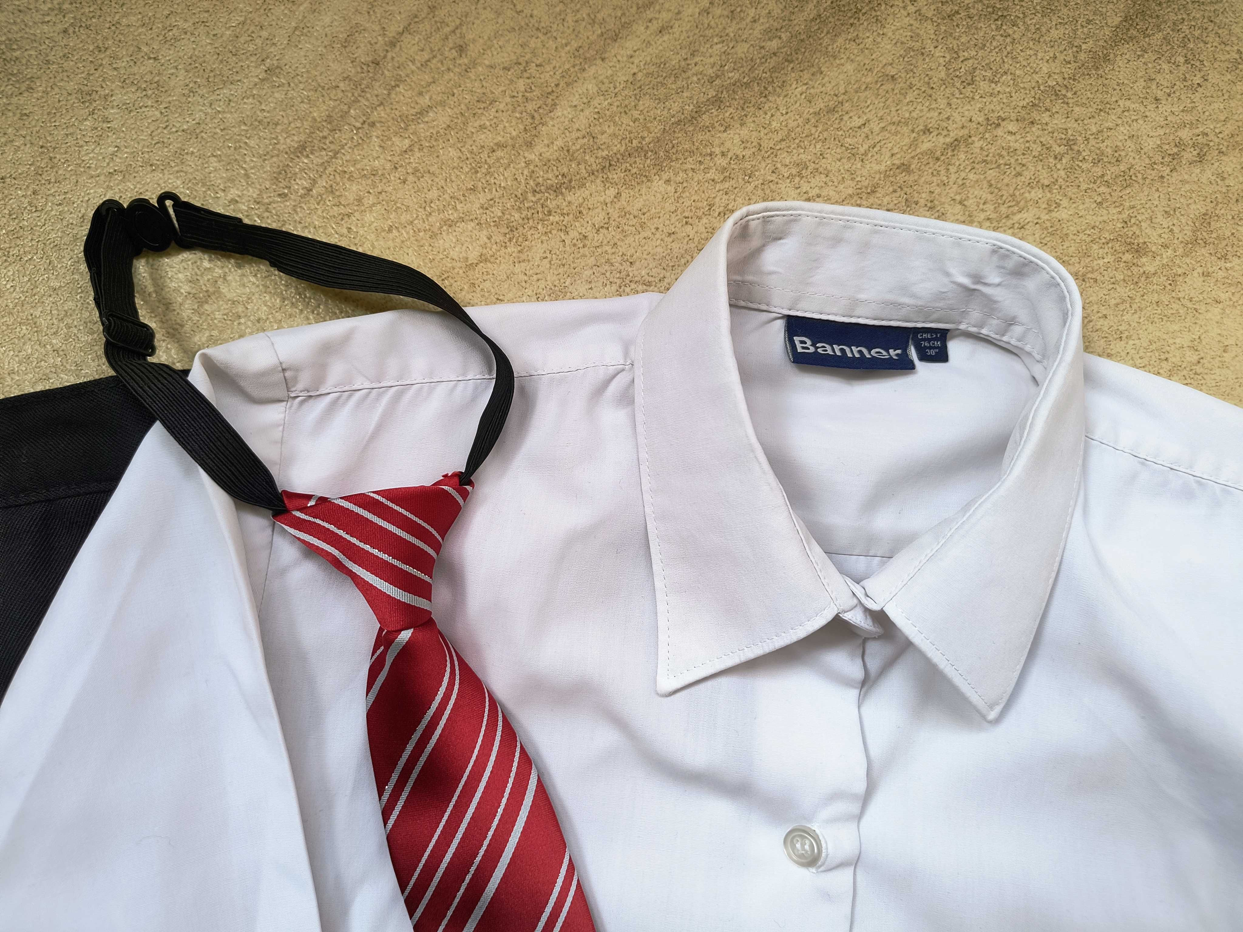 biała koszula, czarne spodnie w kant i krawat na gumkę 134 cm