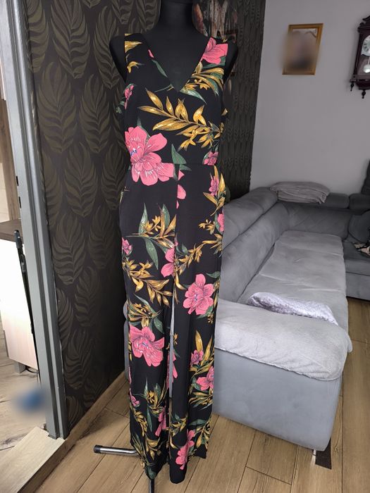 Nowy kombinezon w kwiaty marki Boohoo M 38