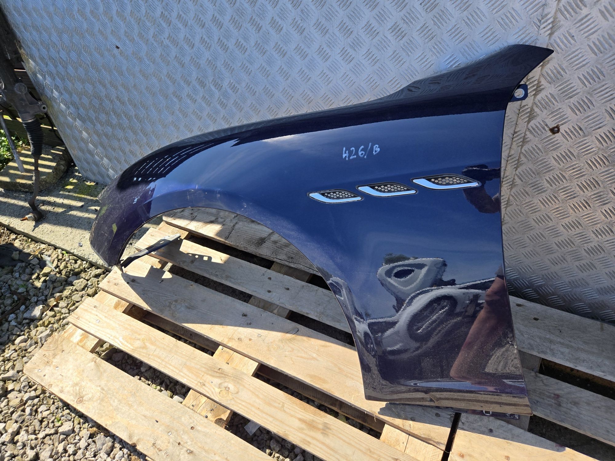 Blotnik lewy przod maserati ghibli III kompletny kod 426 b blu