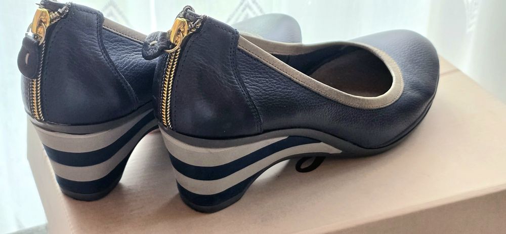 Czółenka na koturnie firmy Lemar