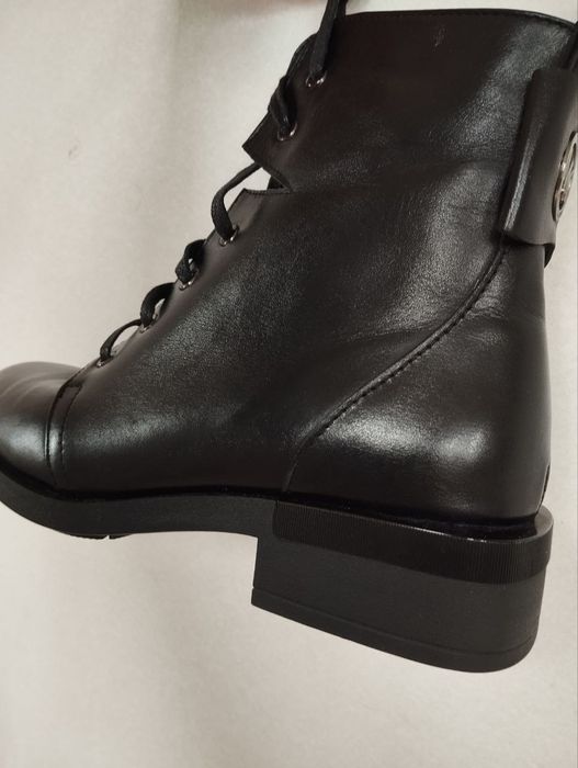 Жіночі практичні черевички.Шкіра натуральна,овчина,новенькі,розмір 39.