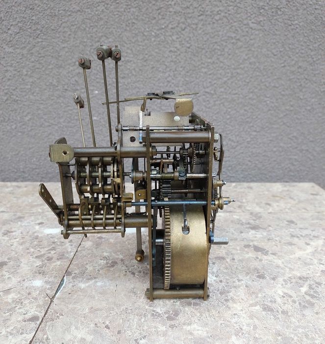 M010 Mechanizm starego zegara ściennego HAU cztery młotki