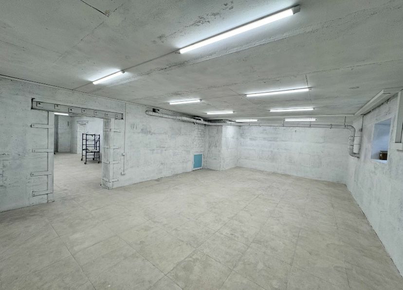 Пр.Героев Украины фасадное помещение 290м 2000грн