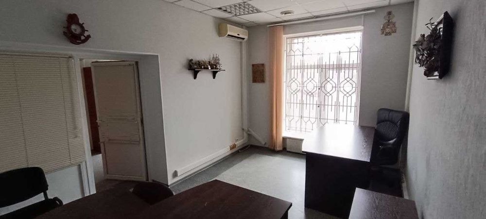 Великий офіс з меблями