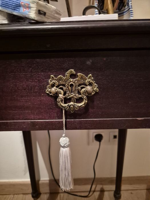 Mesa de cabeceira antiga