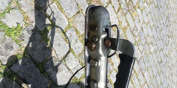 Atrelado com caixa basculante