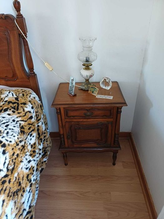 Mobília de quarto de casal com gavetões