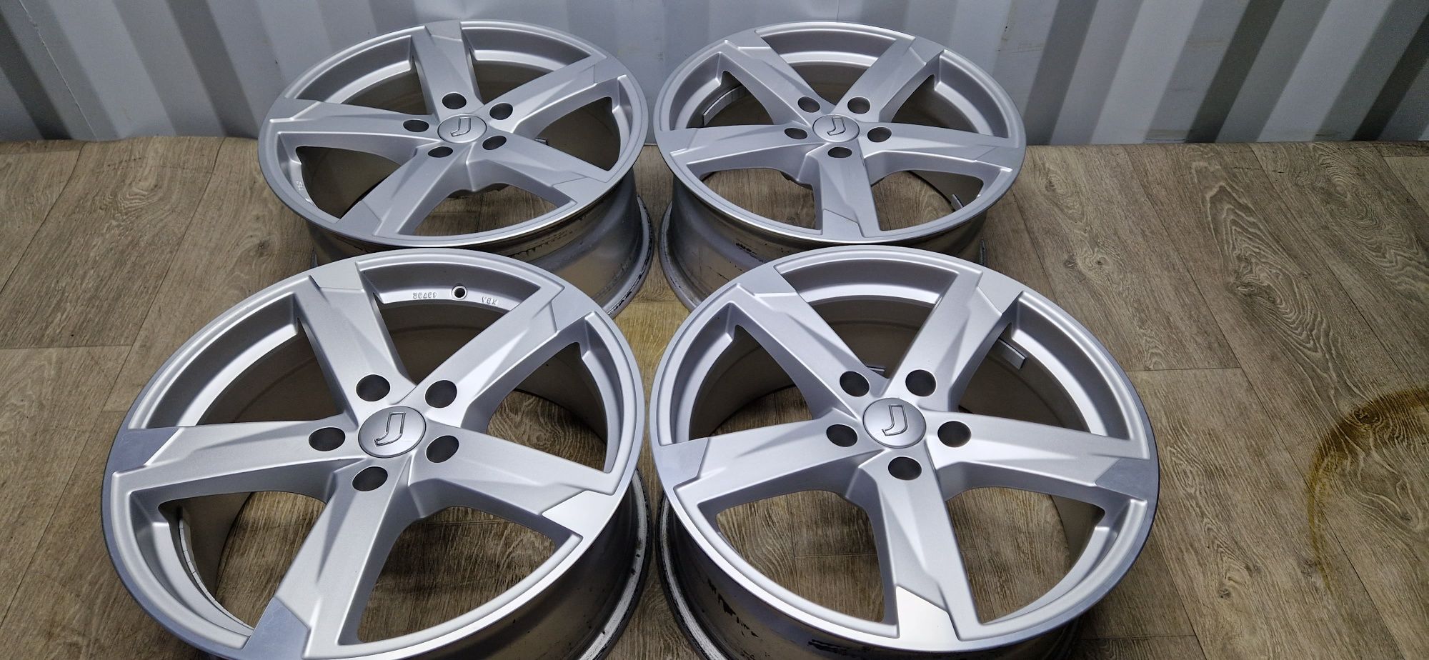 Felgi 17 Vw Skoda Seat Audi 5×112 ET35 7,5J piasta 70.4mm