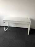 IKEA MICKE Biurko białe 142x50 cm – używane w biurze, 2 szuflady