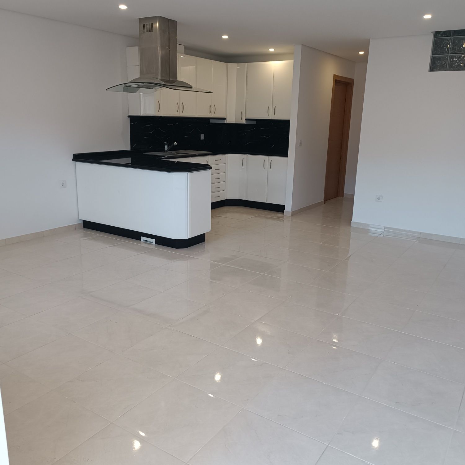 Moradia T3 cozinha Mobilada e 2 WC