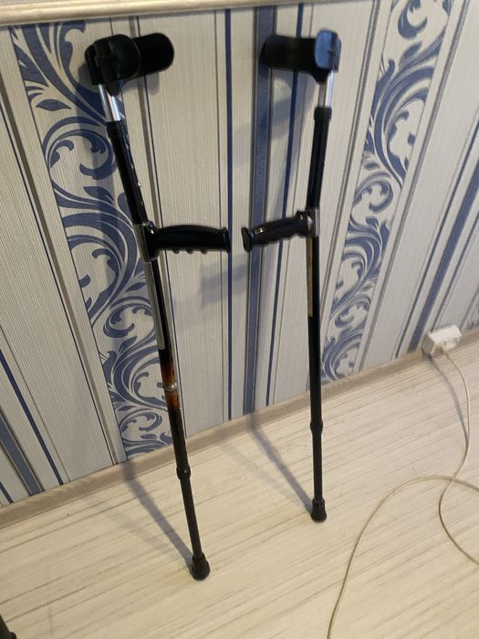 Костыли два вида подлокотные и обычные