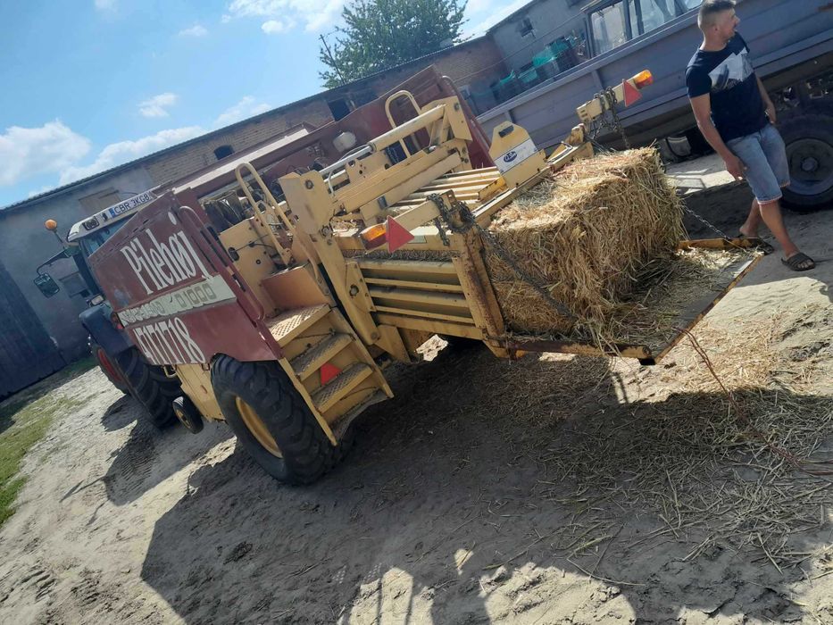 Prasa duza kostka New Holland model D-1000