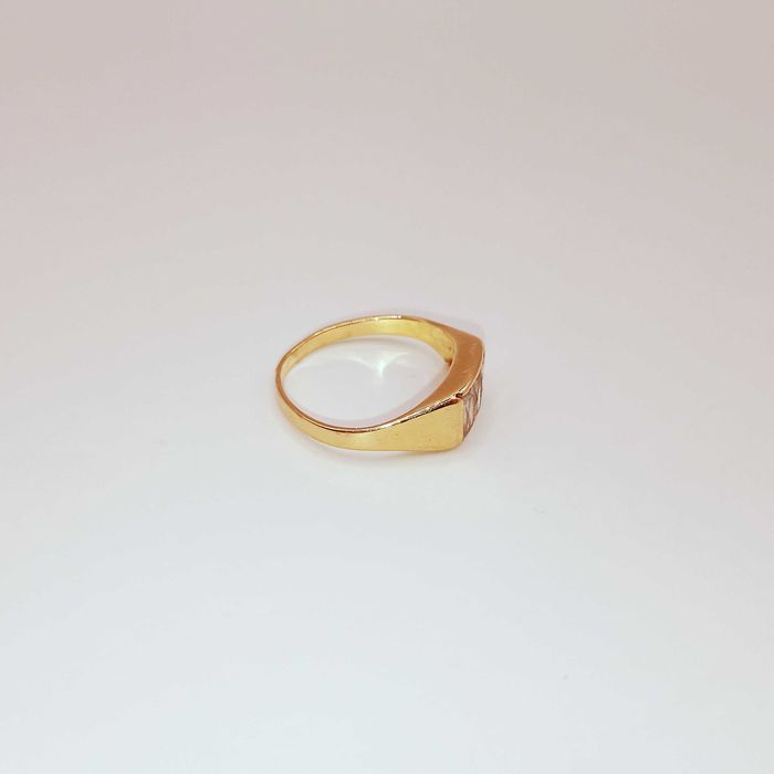 Złoty pierścionek - z prostokątnymi oczkami pr. 585, 3,11g. roz. 17