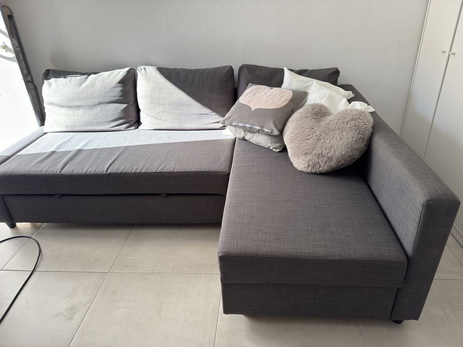 Sofá cama com chaise longue e bau