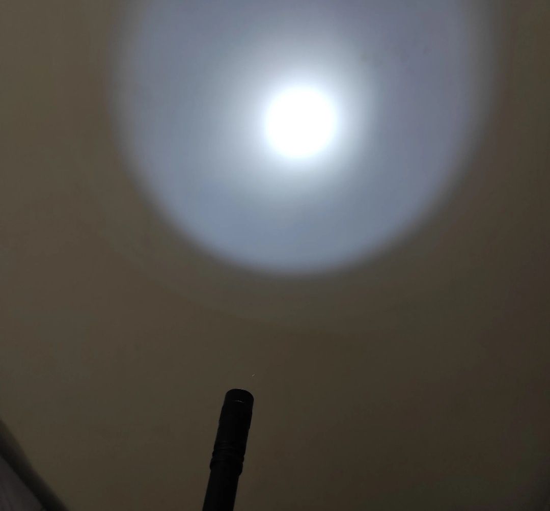 Latarka taktyczna 1000 lumenów