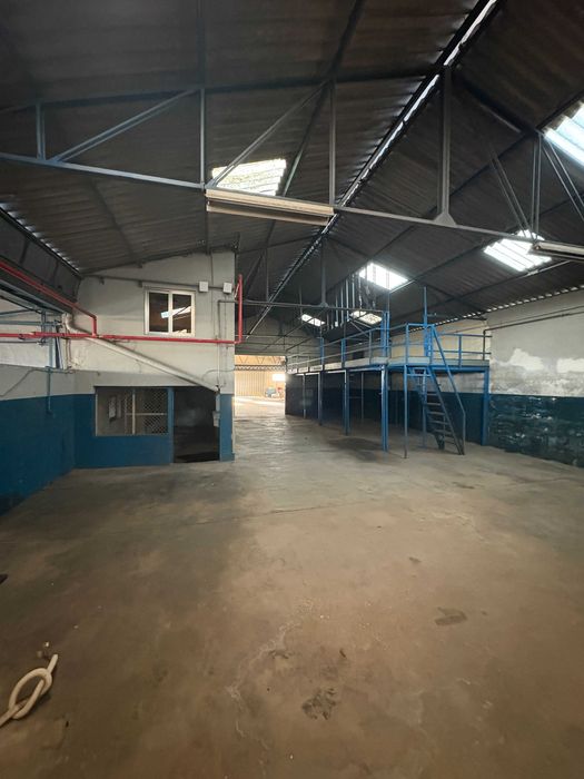 Arrenda Armazém 1700 m² | Entre São Mamede e Fátima | Excelente Acesso