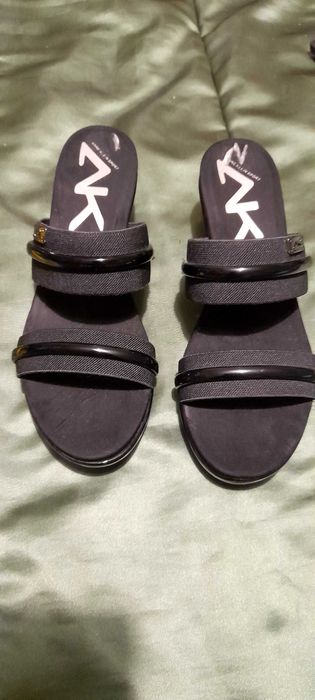 Sandálias pretas novas