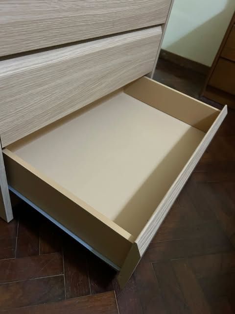 Cómoda c/4 gavetas, chapa de carvalho c/velatura branca