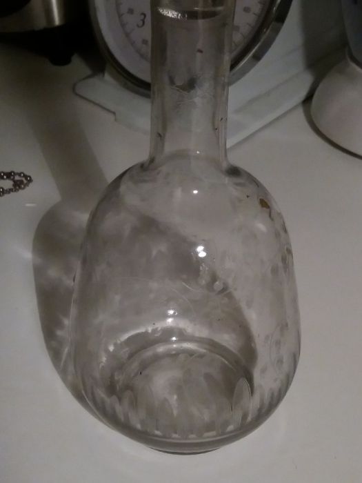 Garrafa de vidro para vinho muito antiga. Bonito presente de anos ou N
