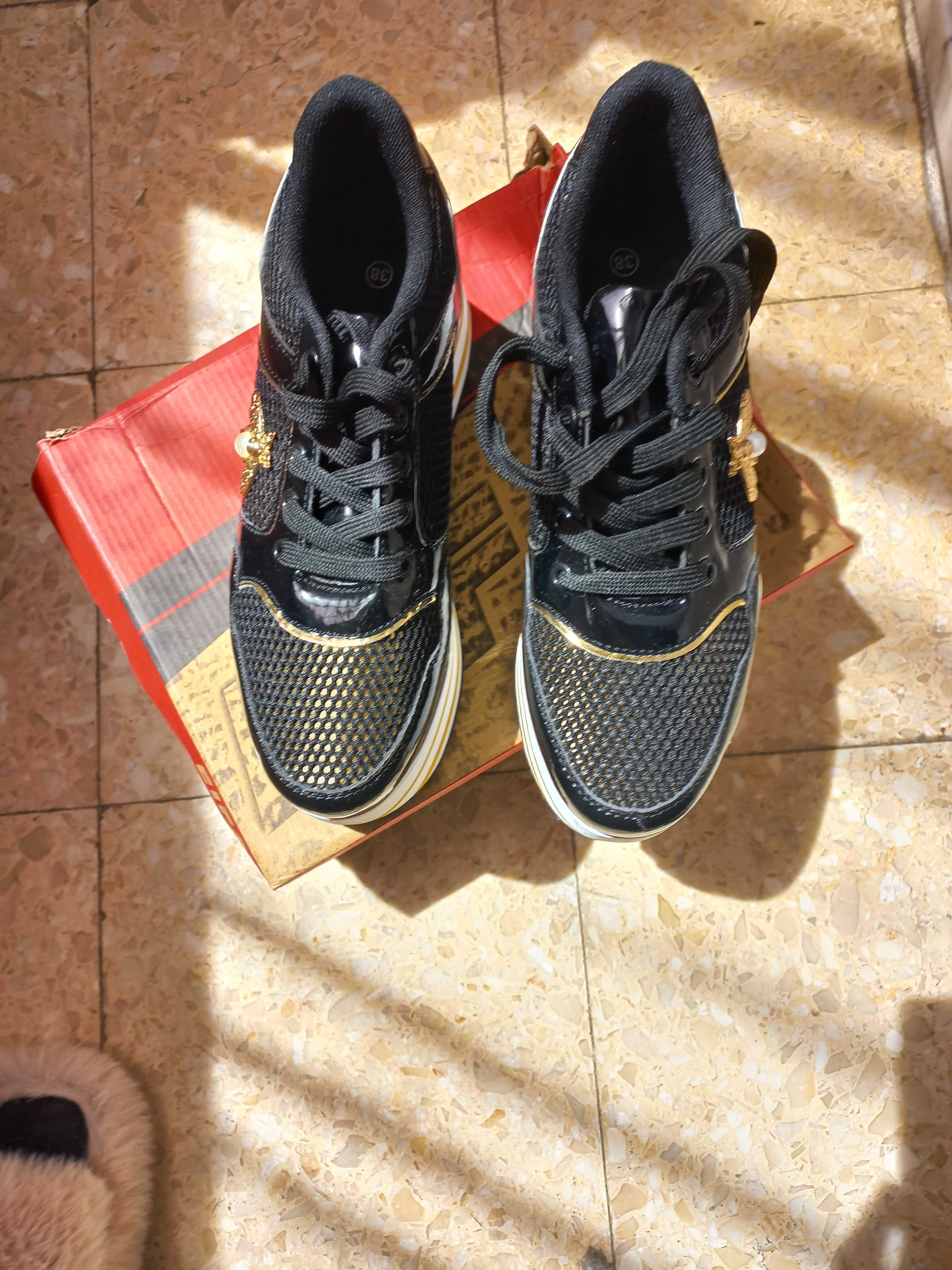 Vendo Tenis Preto Dourado Novo