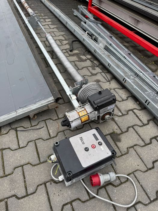 Brama 2.85x3.25 segmentowa elektryczna pionowego otwierania