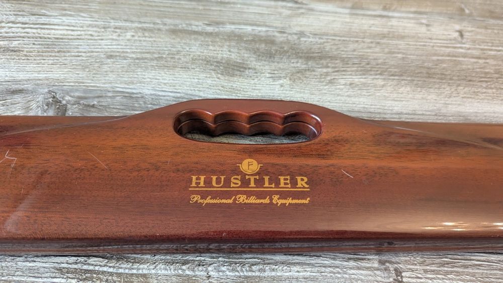 Професійний кий для біл'ярду Hustler в чохлі з червоного дерева