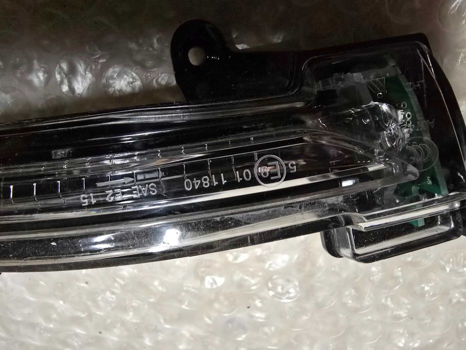 kierunkowskaz lusterka Megane 4 , Clio 5