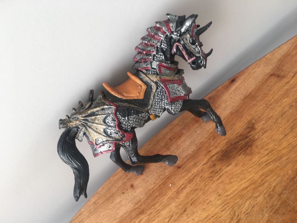 Figurka ozdoba smok koń zbroja