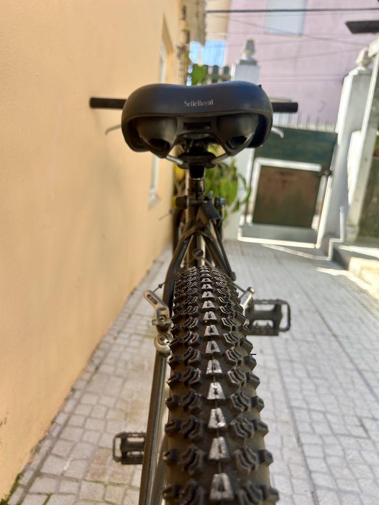 Bicileta preta semi-nova