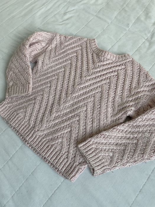 Gruby sweter Minoti 104 110 pudrowy róż sweterek błyszcząca nitka