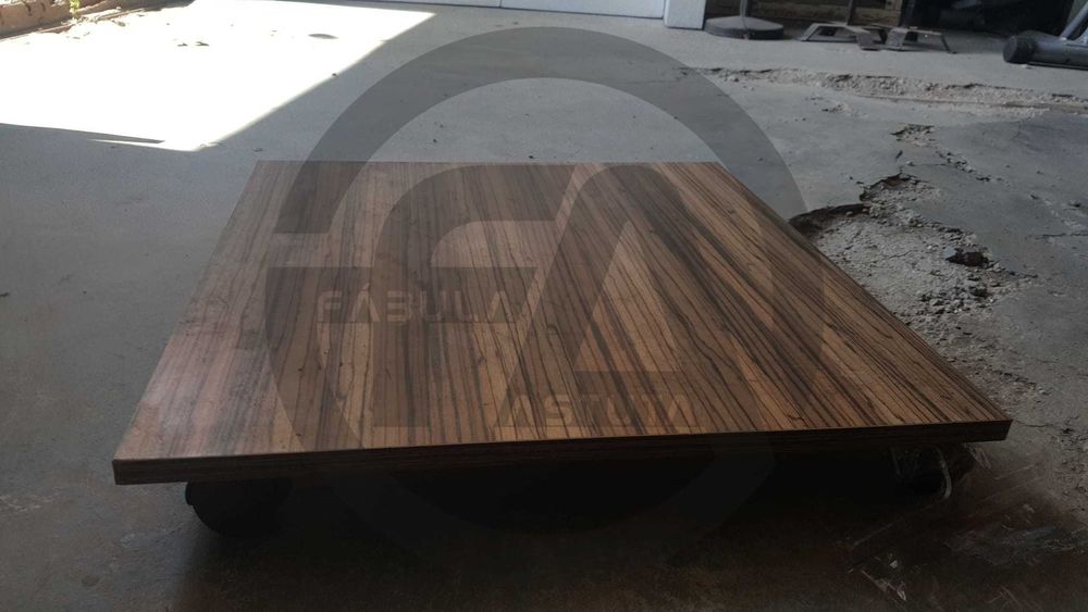 Suporte rodante em madeira com rodizios