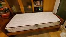 Cama, colchão, mesa de cabeceira