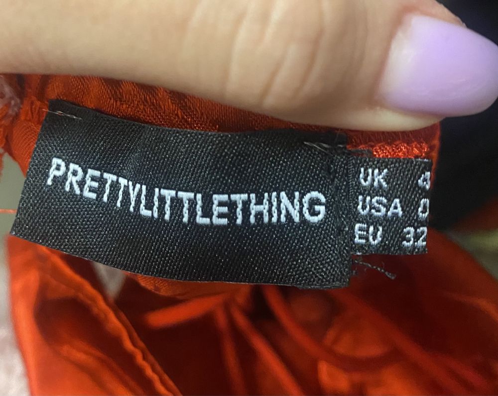 Платье prettylittlething