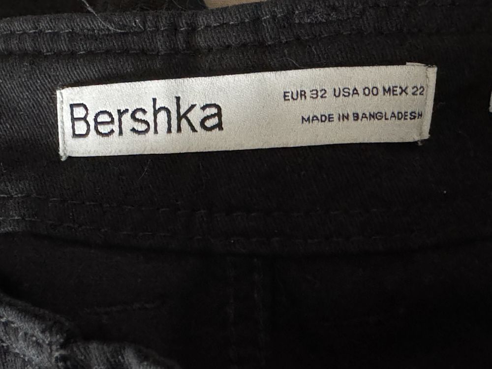 штани Bershka medium rise cargo straight