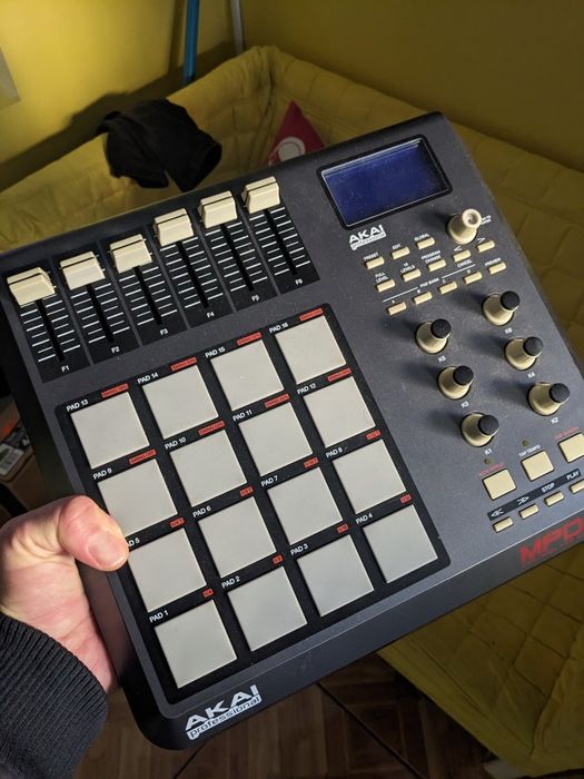 Akai MPD 26 драм машина контролер пульт