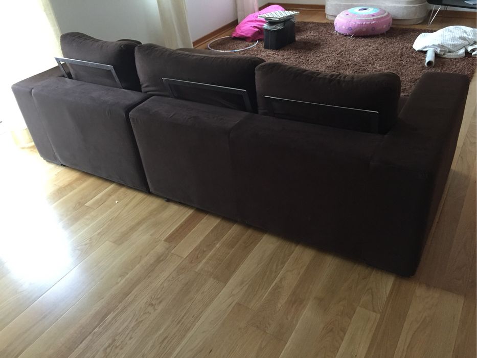 Sofa castanho em tecido veludo com chaise long