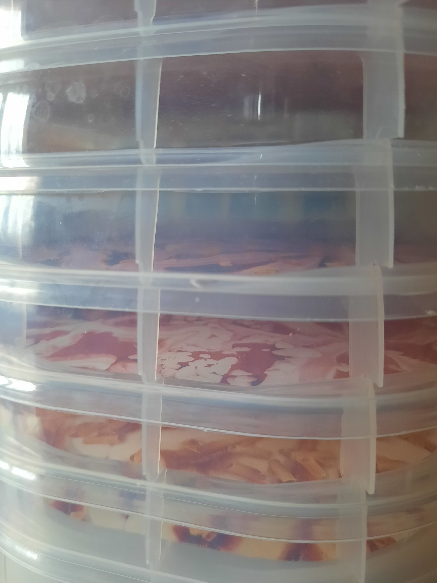 Plastikowe pojemniki. Nadają się do żywności. Można w nich mrozić.
