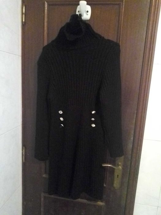 Vestido preto com botões dourados